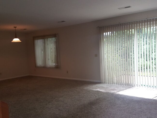 Building Photo - 113 Silverleaf Ln