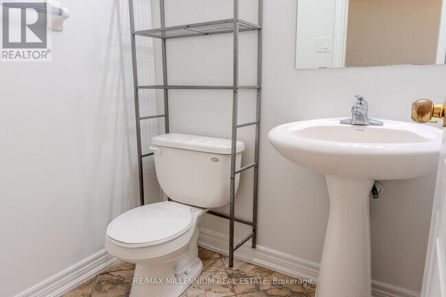 Building Photo - 150 Ozner Crescent