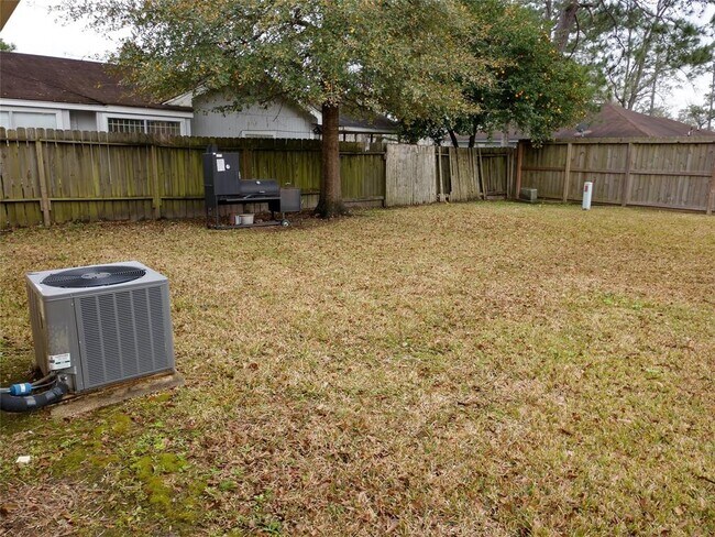 Building Photo - 12107 Kingslake Forest Dr