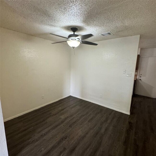 Foto del edificio - 6901 Wentworth Dr