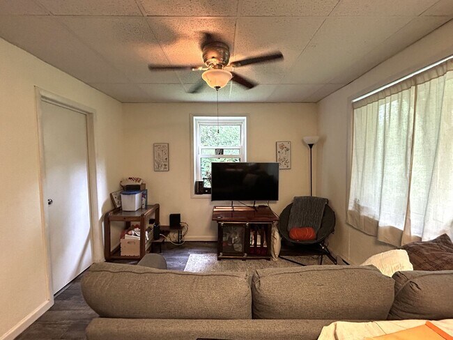 Foto del edificio - Two-Bedroom Lower Duplex Near Downtown Ban...