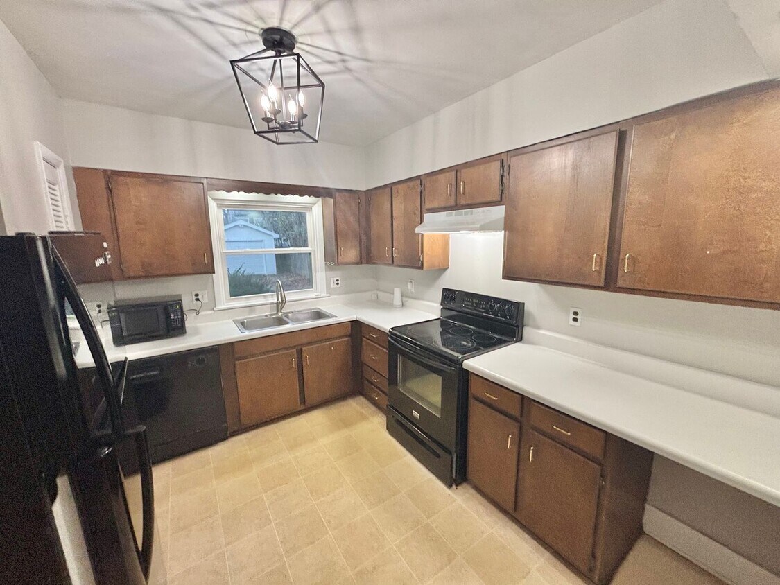 Foto principal - Spacious 3bd House | Driveway | Sunroom