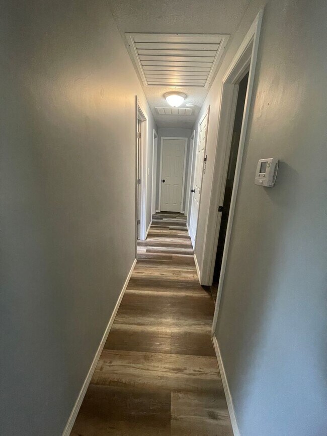 Building Photo - 3 Bed 2 Bath Carport Available 8-11-2025!!