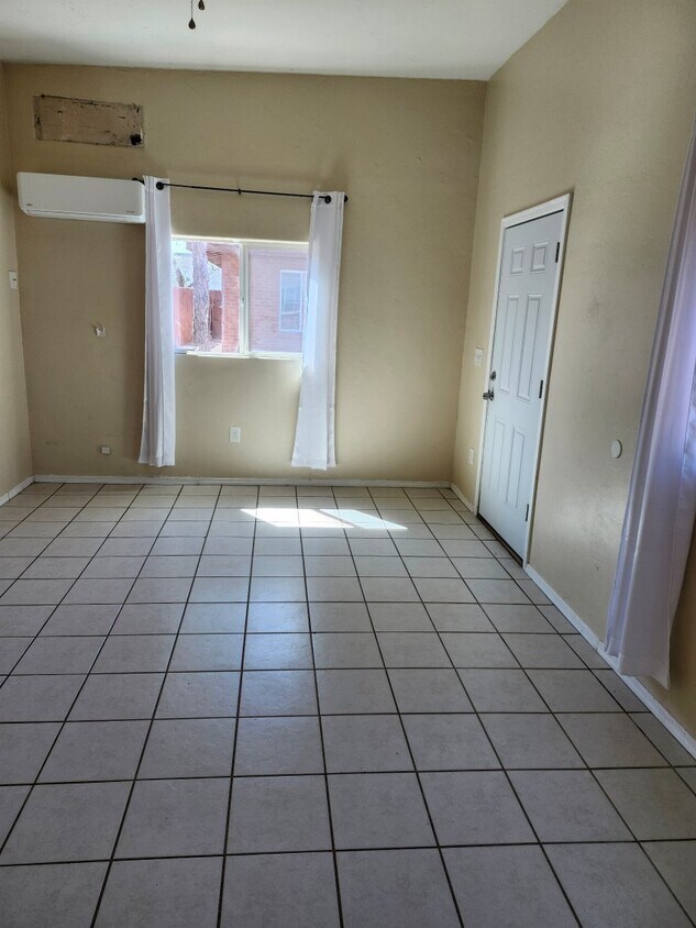 Foto principal - 831 E Hedrick Dr
