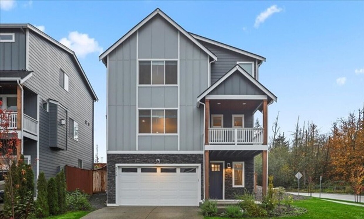 Primary Photo - Beautiful and Spacious 5 Bedroom Home Air-...