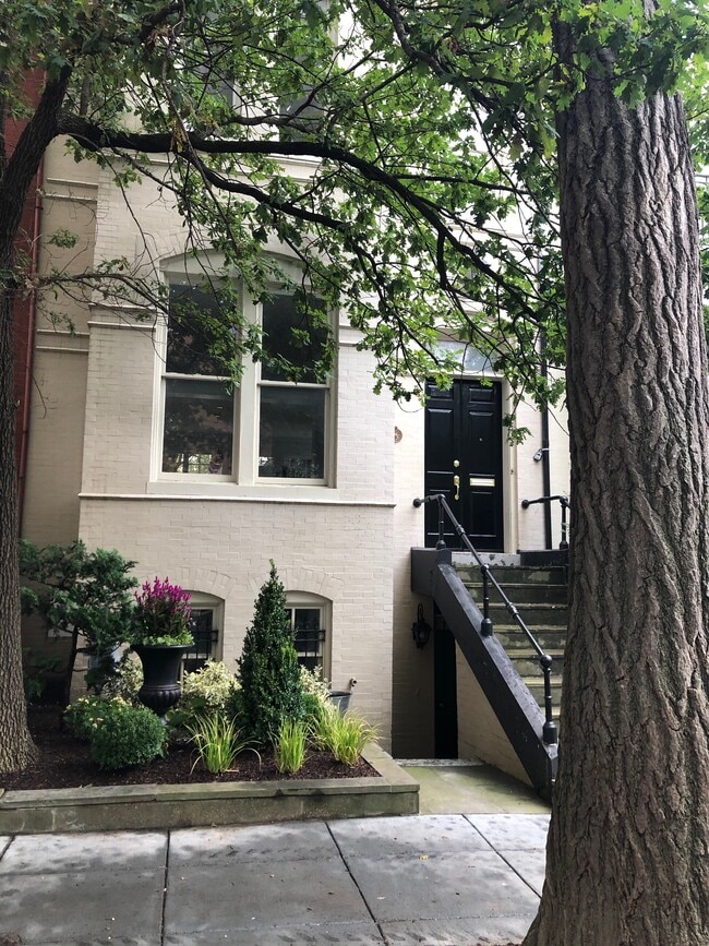 Front - 2012 Hillyer Pl NW