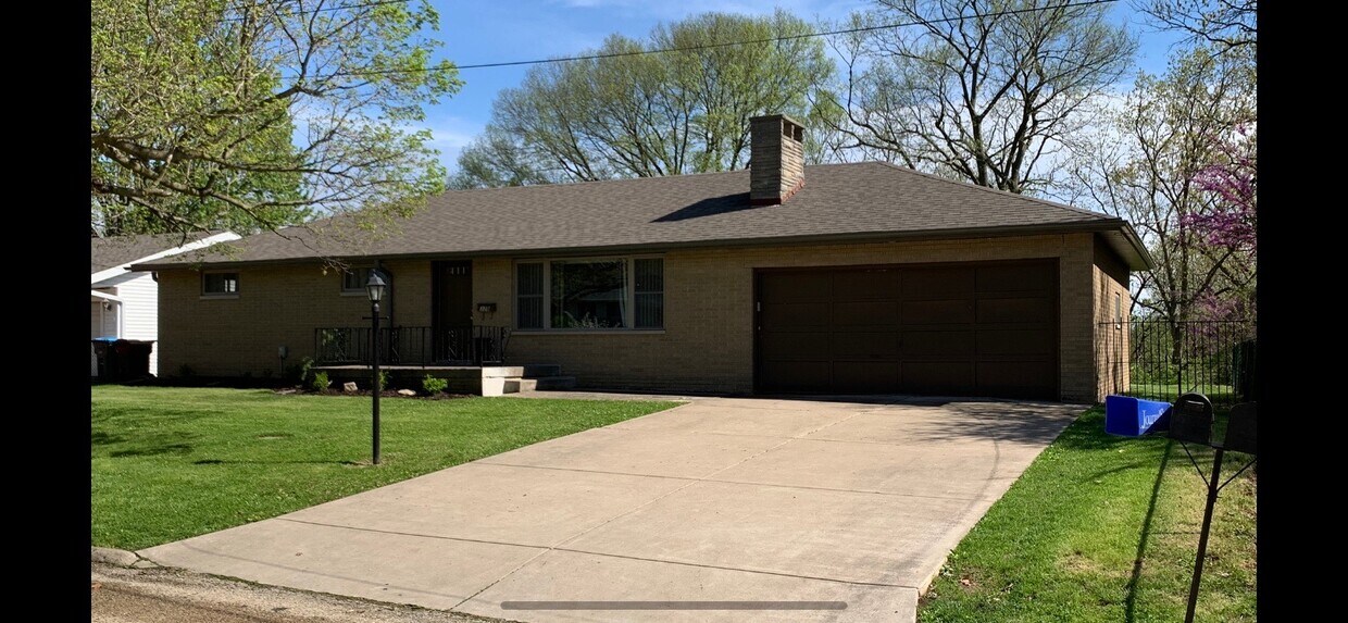 328 Avondale Dr, East Peoria, IL 61611 House for Rent in East Peoria