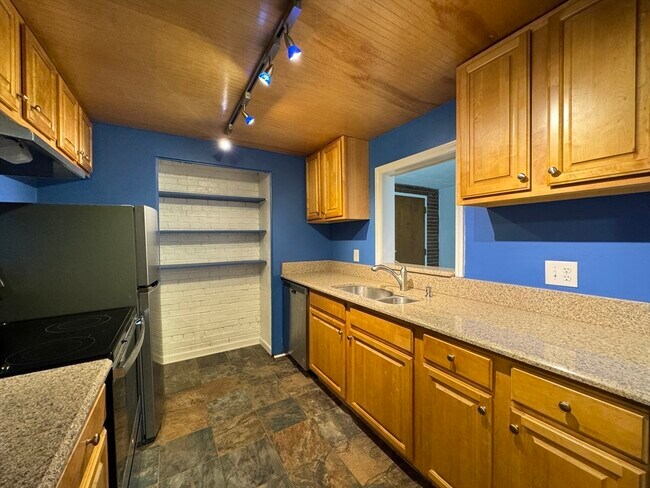 Building Photo - 36 Greentree Ln