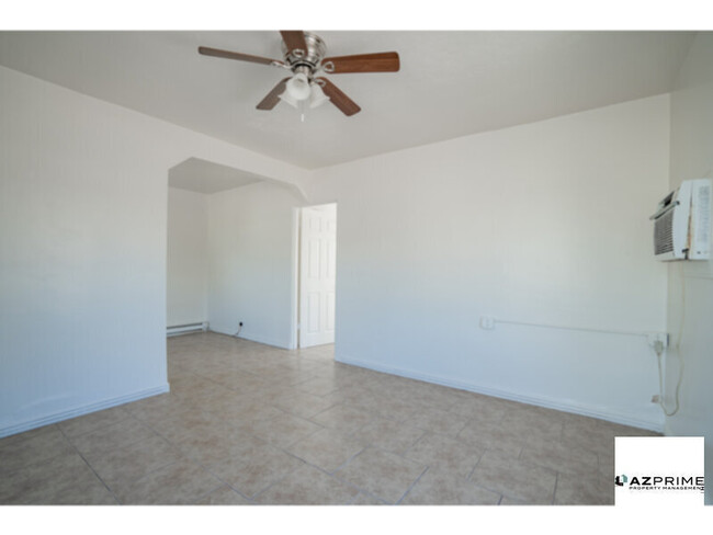 Foto del edificio - Explore this Charming Phoenix 1/1 Duplex Unit