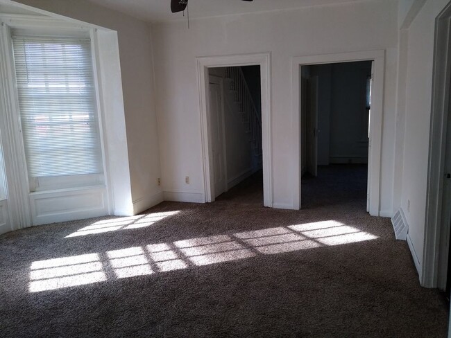Building Photo - 4 Bedroom Home in Oshkosh