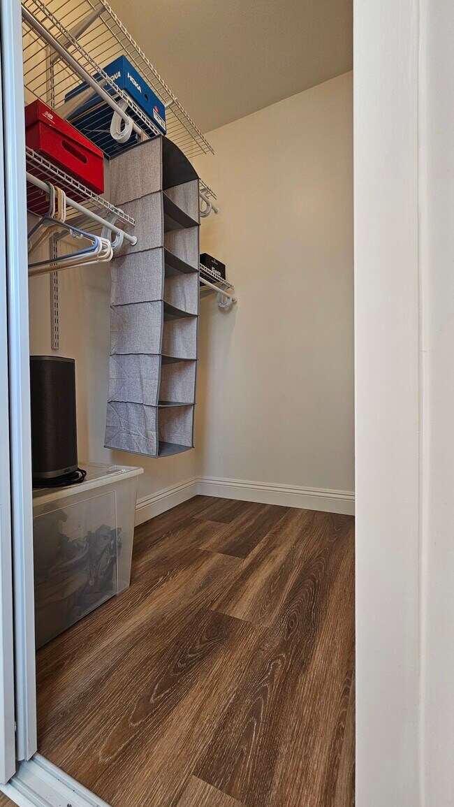 Armario - 2084 W 24th St