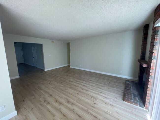 Foto del edificio - Updated 4 bedroom in desired neighborhood ...