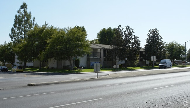 Building Photo - Raintree Gardens Apartments