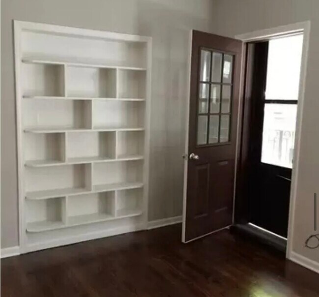 Foto del edificio - 3646 N Pine Grove Ave