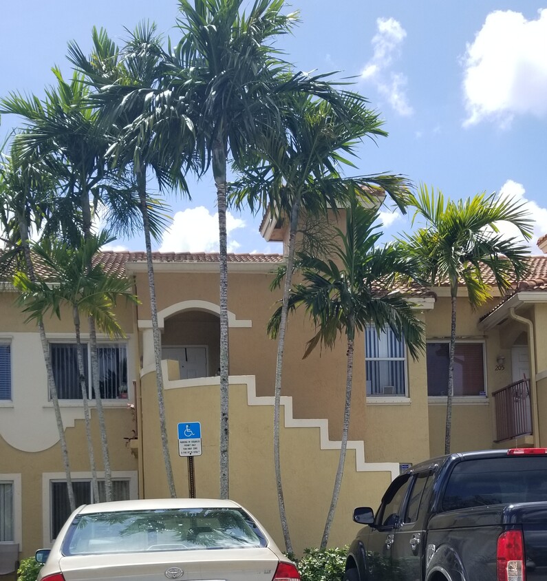 Foto principal - 7820 NW 7th St