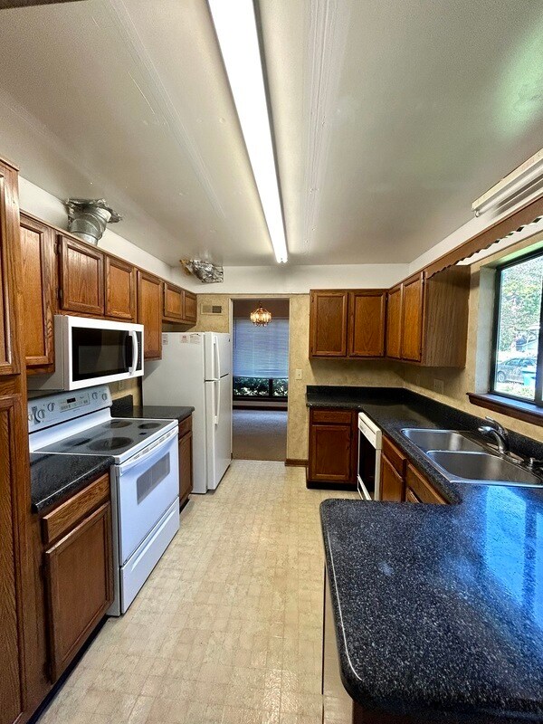 Foto del edificio - 6521 Danbrook Park Dr