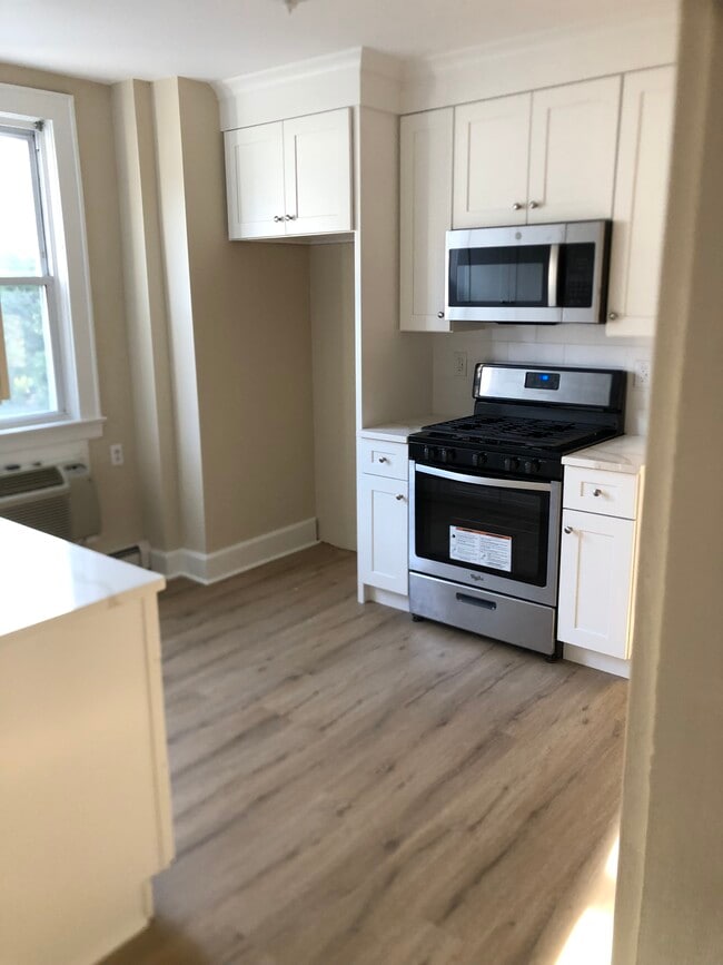 Building Photo - 28 2nd St