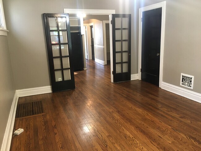 Sala de estar en la cocina con puertas francesas - 4945 Mardel Ave