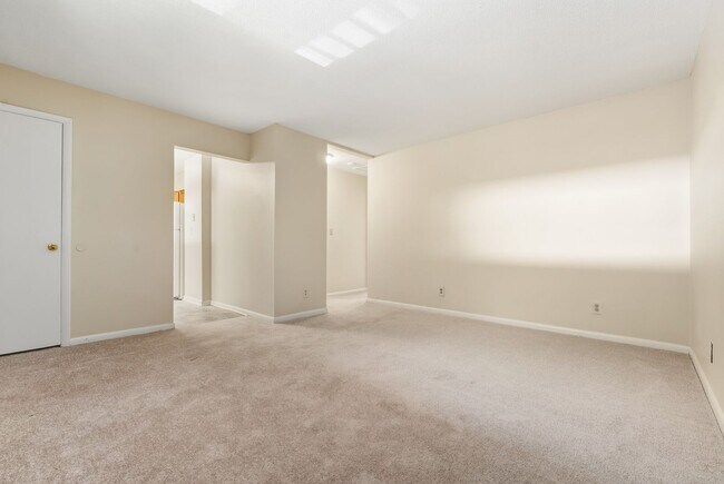 Foto del edificio - Two bedroom updated paint, carpet washer/dryer included in unit - Immediate Move In