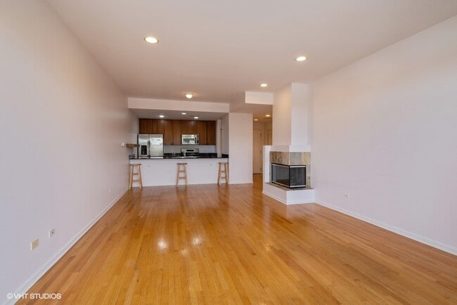 Building Photo - 2040 W Belmont Ave