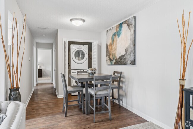 Majestic -2BR, 1BA - 900SF - Dining Room - Royal Park - Students save up to 10%!