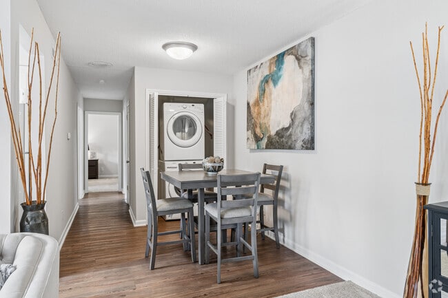 Majestic -2BR, 1BA - 900SF - Dining Room - Royal Park - Students save up to 10%!