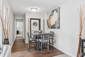 Majestic -2BR, 1BA - 900SF - Dining Room - Royal Park - Students save up to 10%!