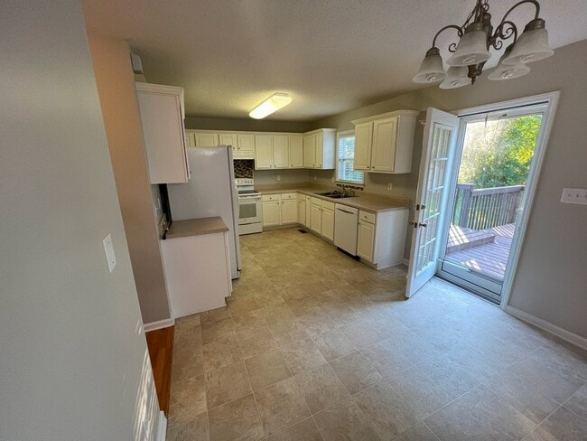 Building Photo - 135 Kimeo Way