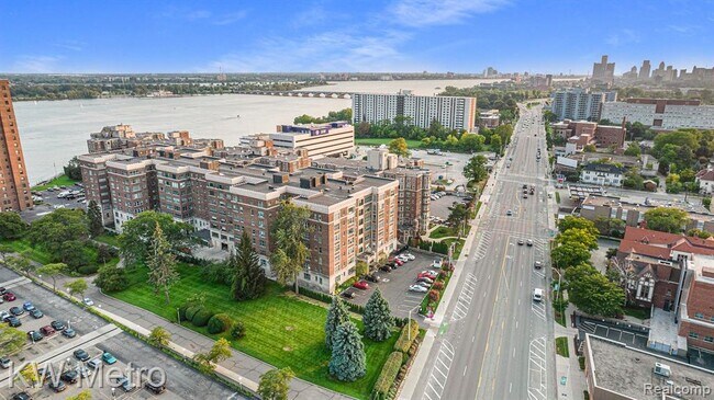 Foto del edificio - 8120 E Jefferson