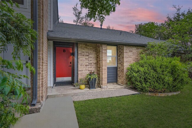 Foto del edificio - 6807 Woodhue Dr