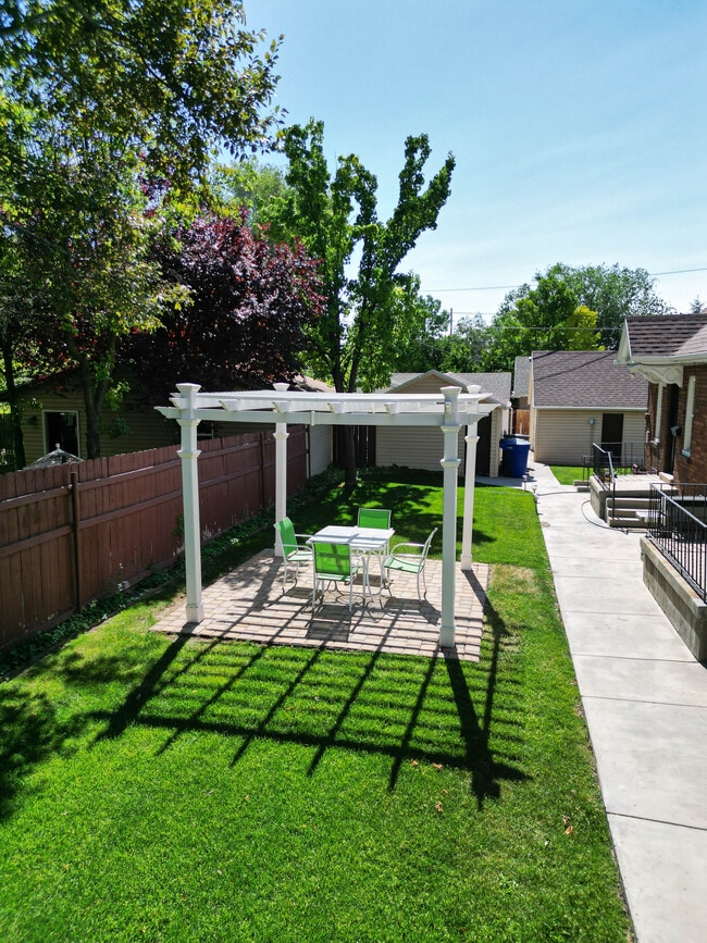 Building Photo - 2550 S Highland Dr