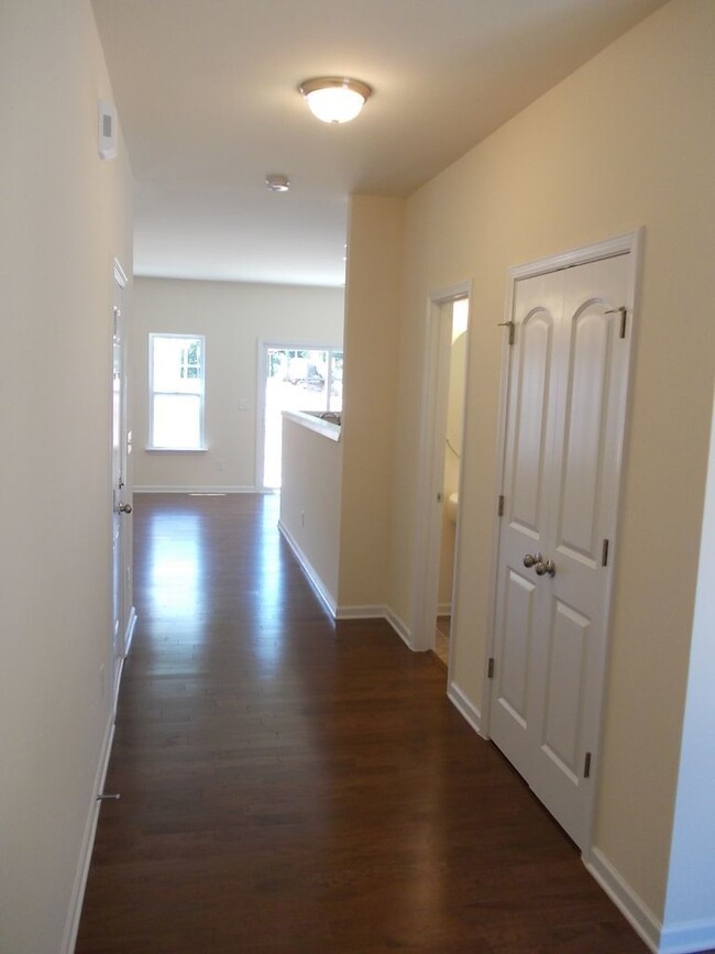 Foto del edificio - 3 Bed End Unit Townhome in Prosperity Chur...