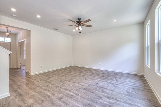 Foto del edificio - 523 Montrose Dr