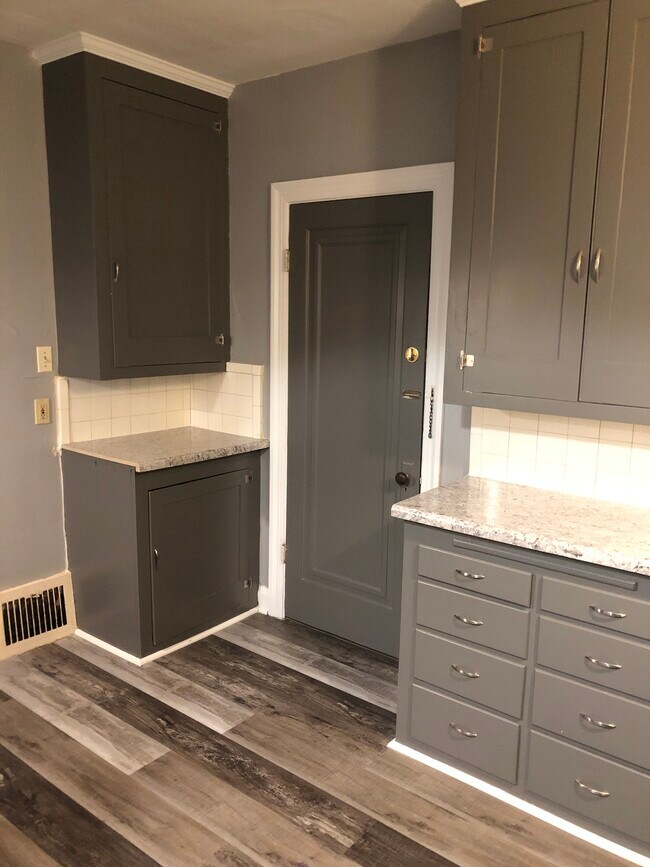 Kitchen - 2929 Northwood Ave
