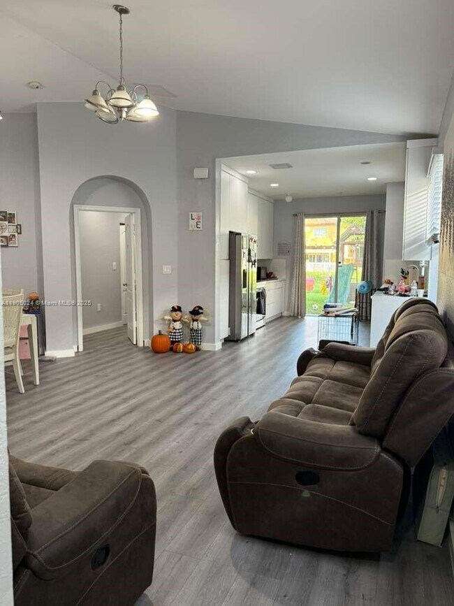 Building Photo - 1271 NE 40th Rd