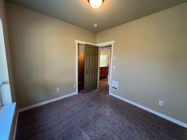 Foto del edificio - 5 Bedroom 2.5 Bath House with detached gar...