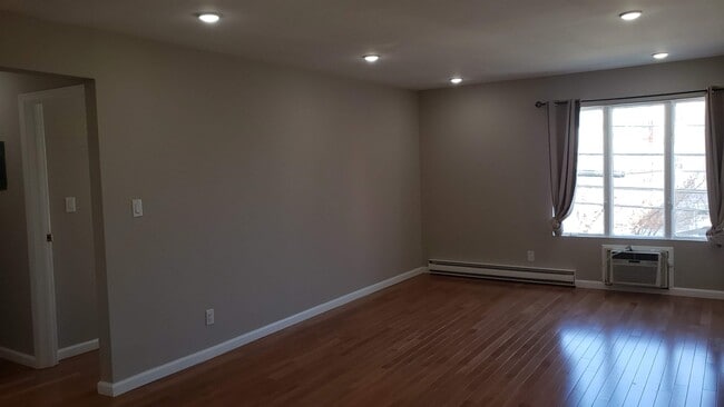 Foto del edificio - 227-229-229 Cambridge Ave