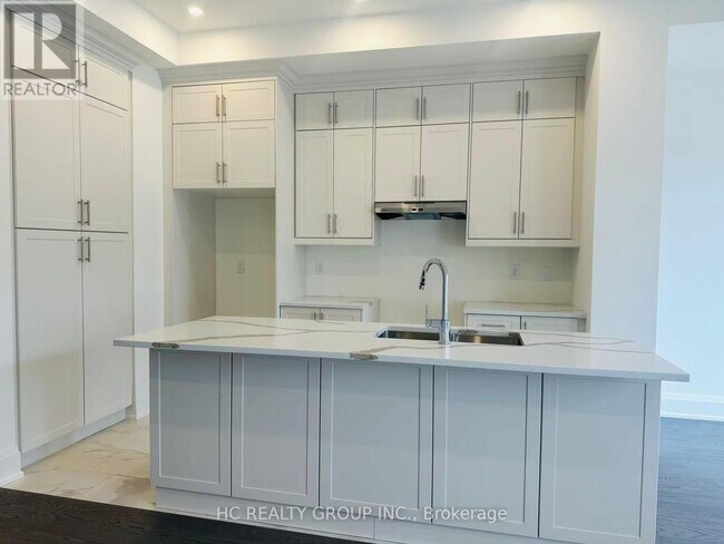 Photo du bâtiment - 3303 Azam Wy