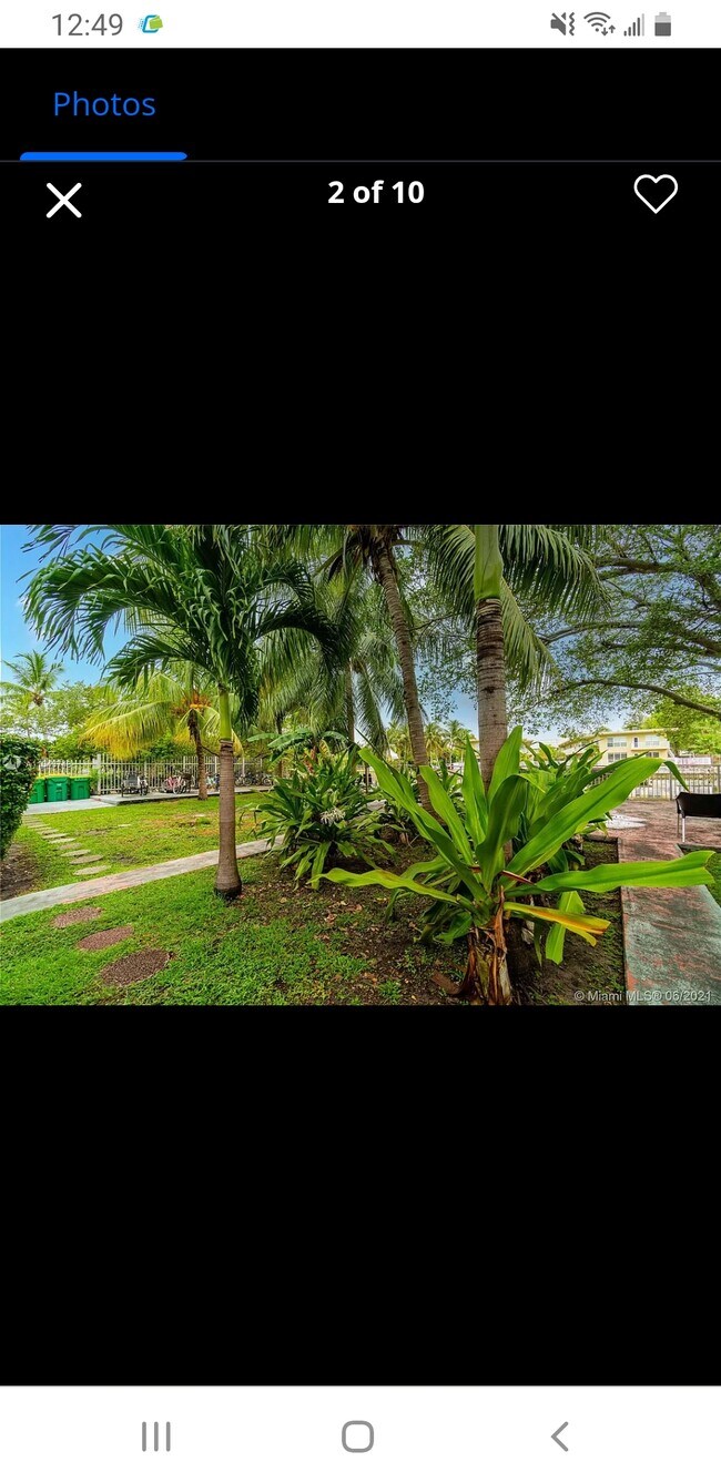 Green areas with BBQ and swimming pool - 1275 Marseille Dr