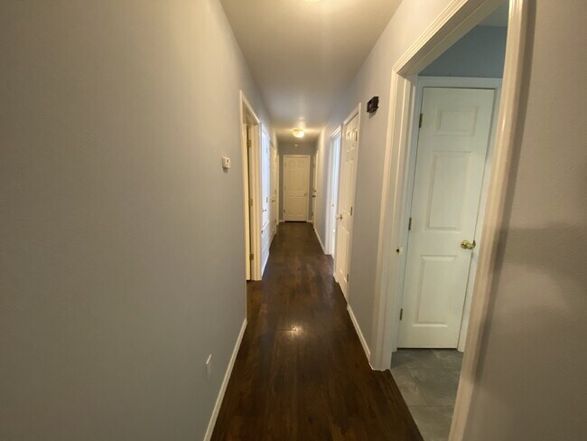 Building Photo - "Cozy 3-Bed Oasis with 2 Baths in Vibrant ...