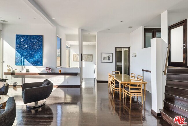 Foto del edificio - 8580 Hillside Ave