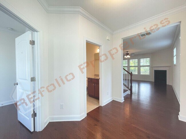 Foto del edificio - Beautiful 5 Bedroom End Unit Townhouse wit...