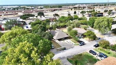 Building Photo - 1505 Bellaire Dr