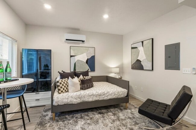 Building Photo - Astor Community