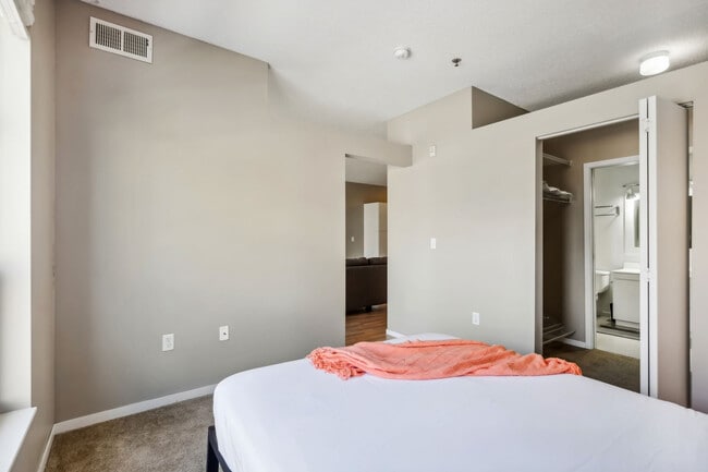 Building Photo - 616 Washington Ave S