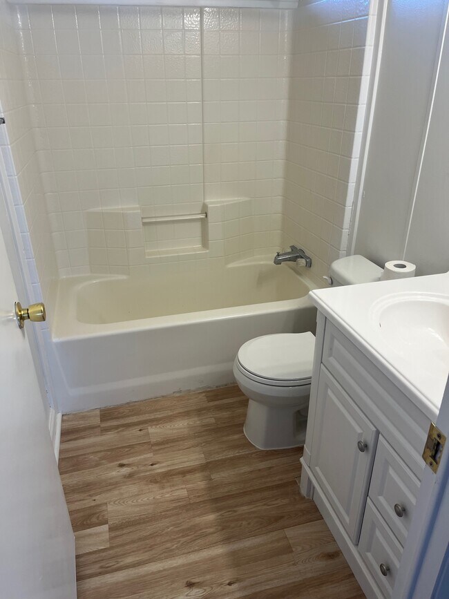 back bath - 9253 N Frontier Rd
