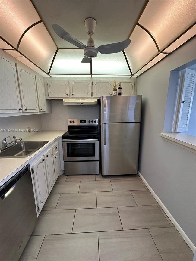 Building Photo - 142 Fanshaw D