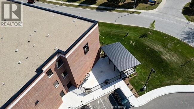 Building Photo - 3180 Meadowbrook Ln