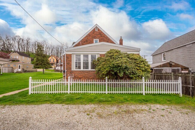 Building Photo - SENSATIONAL 4 BED, 2 BATH HOME AVAILABLE N...