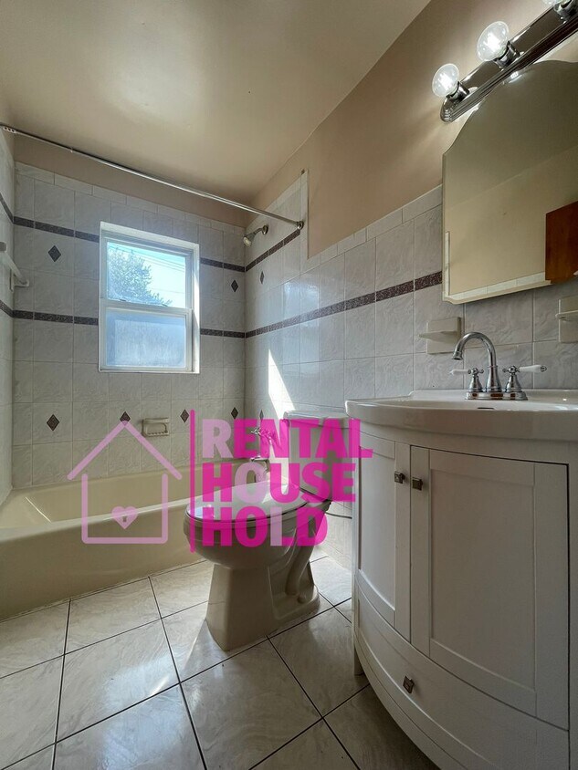 Foto principal - 2 Bedroom 1 Bath Condo